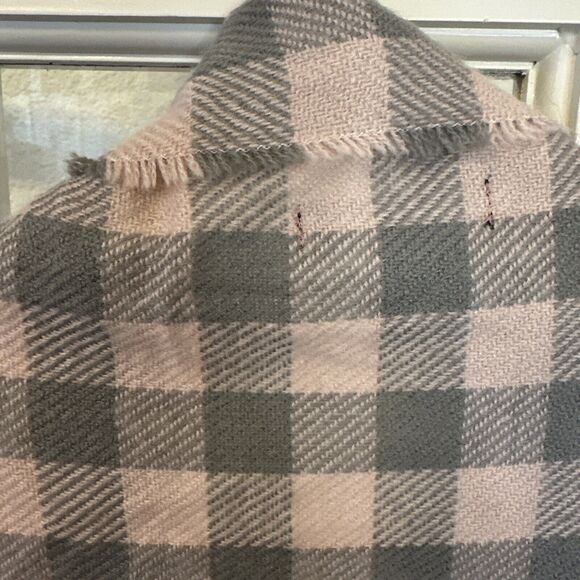 Buffalo Plaid Sleeveless Open Front Cardigan Asymmetrical Hem One Size Pink Grey - Picture 8 of 9
